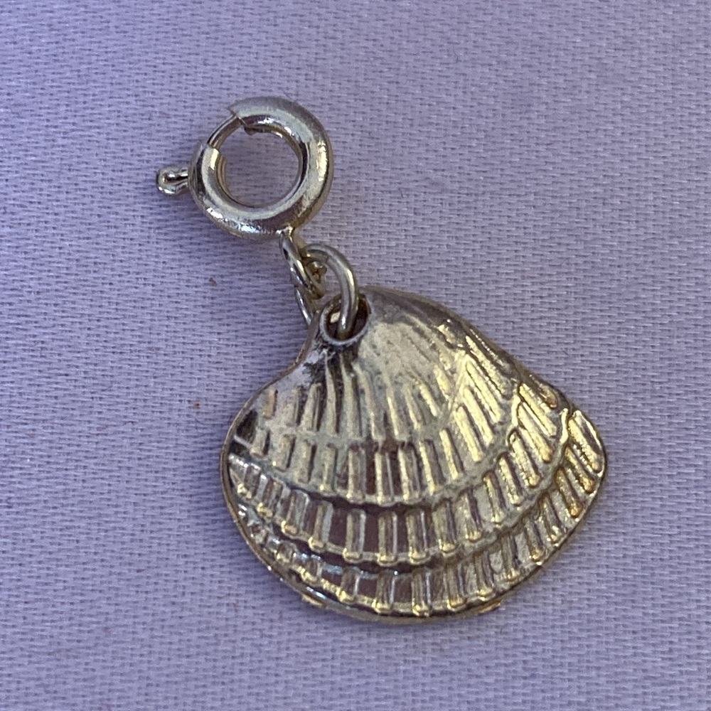 NWOT - Grand Turk - Diamonds International Hanging Seashell Charm